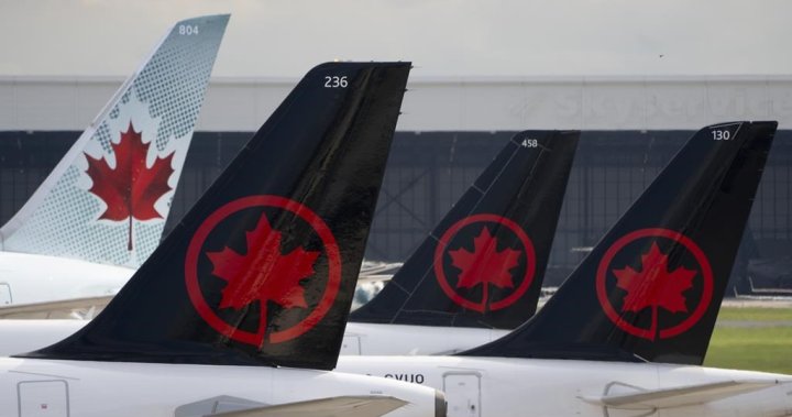 Een passagier van Air Canada opent de cabinedeur en valt uit het vliegtuig voordat hij opstijgt op YYZ – Toronto