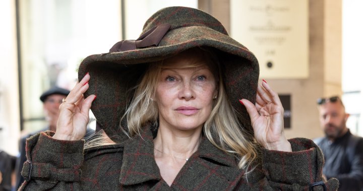 Pamela Anderson s’extasie sur son nouveau look naturel et sans maquillage : “C’est la liberté”