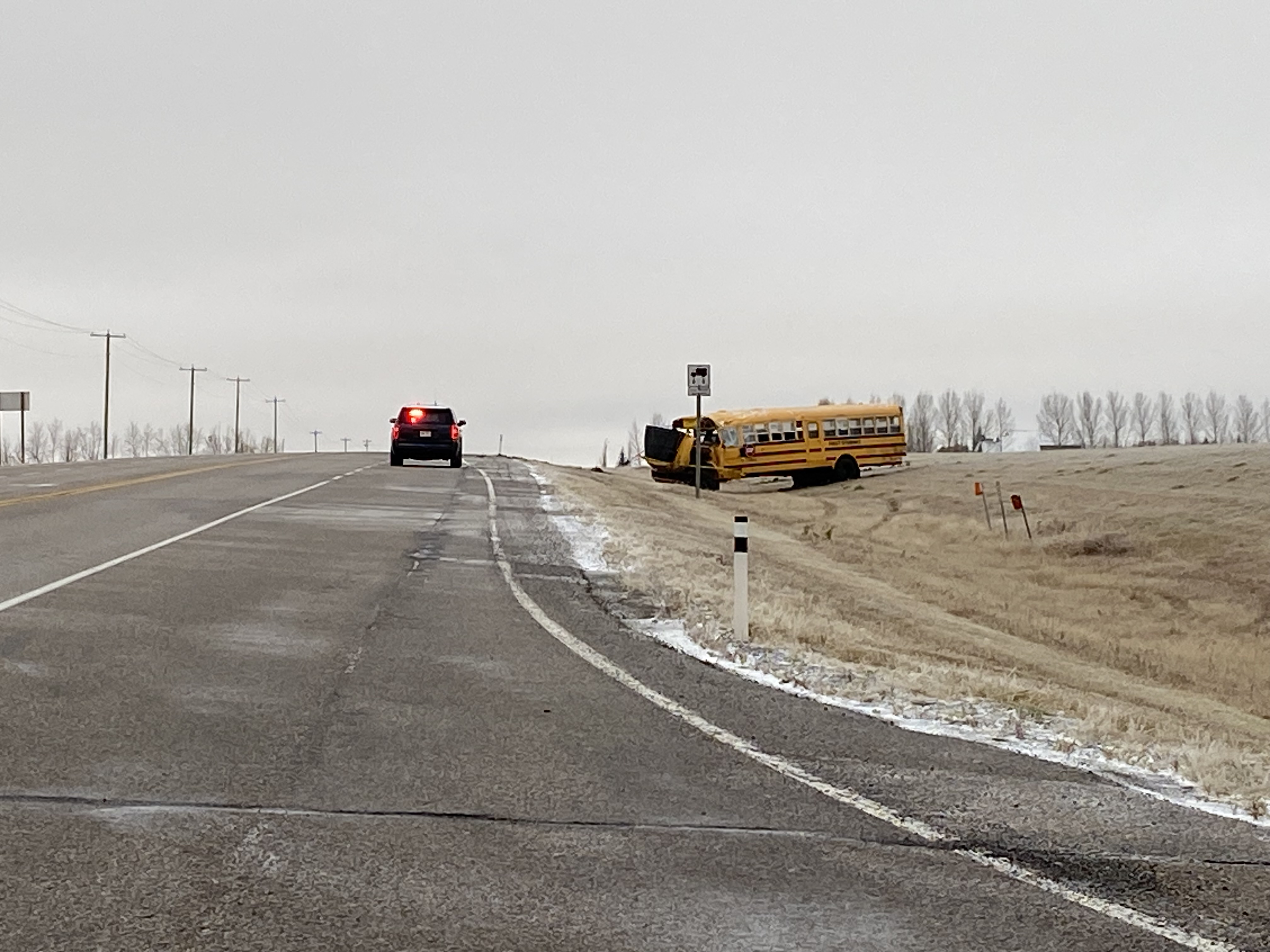5 children, 1 adult injured in school bus crash on highway north of Calgary