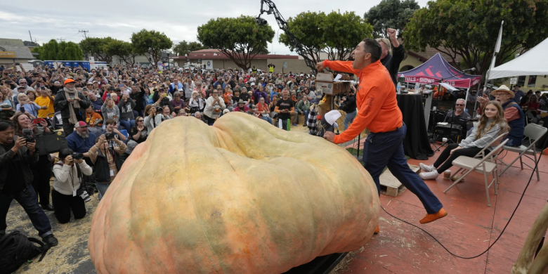 Gargantuan 2,749-pound pumpkin smashes world record in California