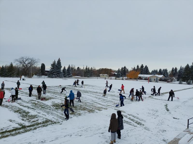 Lemberg, Sask. community comes together to clear snow ahead of provincial football quarterfinals