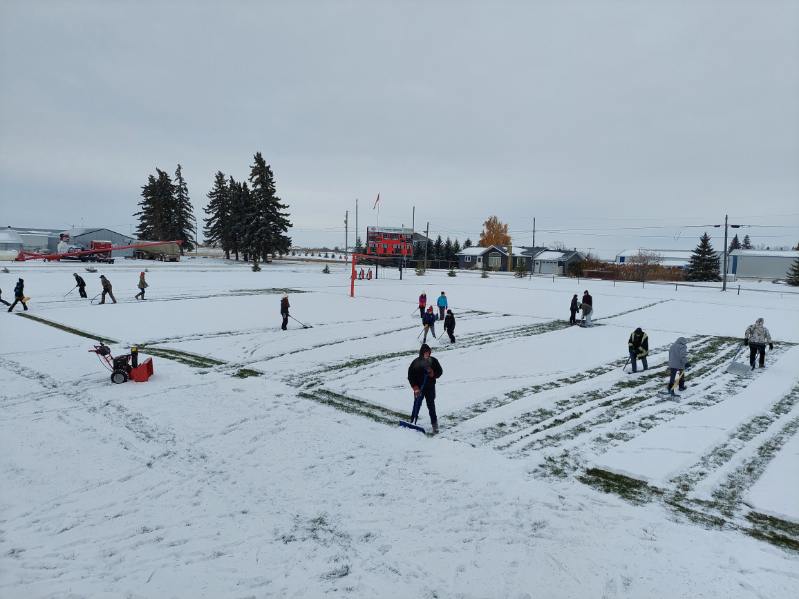 Lemberg, Sask. community comes together to clear snow ahead of provincial football quarterfinals