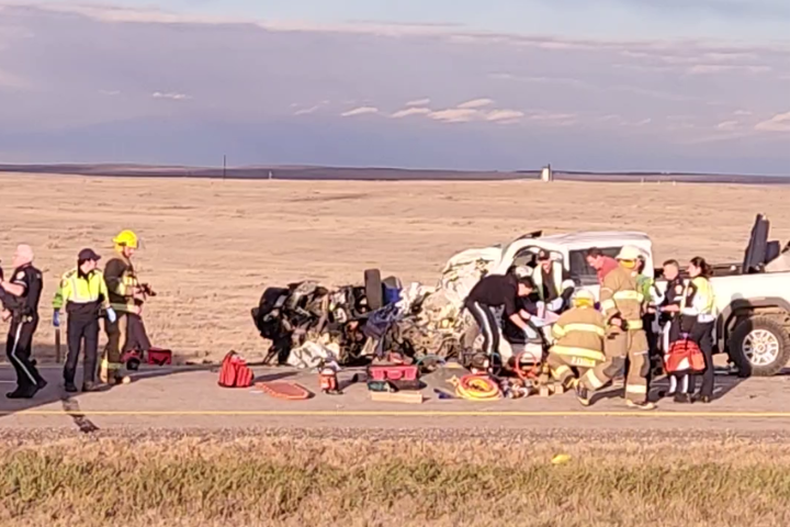 Members of Saskatchewan family hospitalized following deadly crash in Alberta