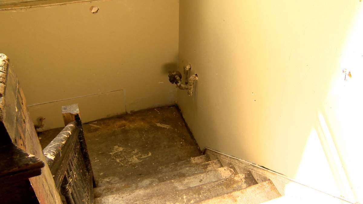 Advocates rally to shut down Manwin Hotel - image