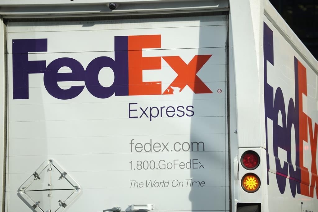 Служителите на FedEx казват, че са съобщили на ръководството за опасения от воайорство, казали им да се „отпуснат“