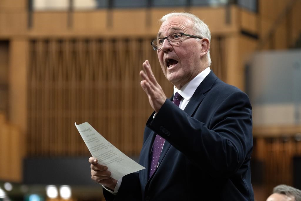 Министърът на отбраната Бил Блеър казва че е решен да