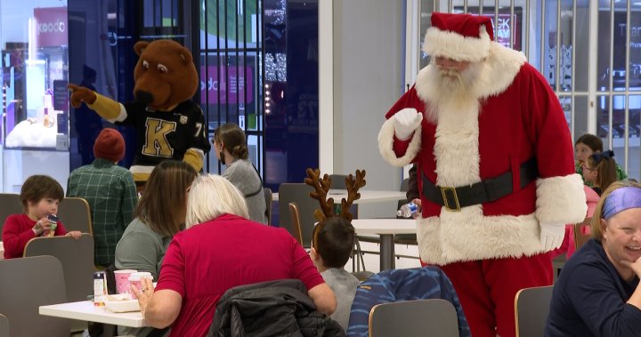 Кингстън, Онтарио, децата закусват с Дядо Коледа — и събират средства за благотворителност