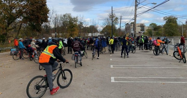 数十名自行车骑行者集会支持多伦多布卢尔西自行车道