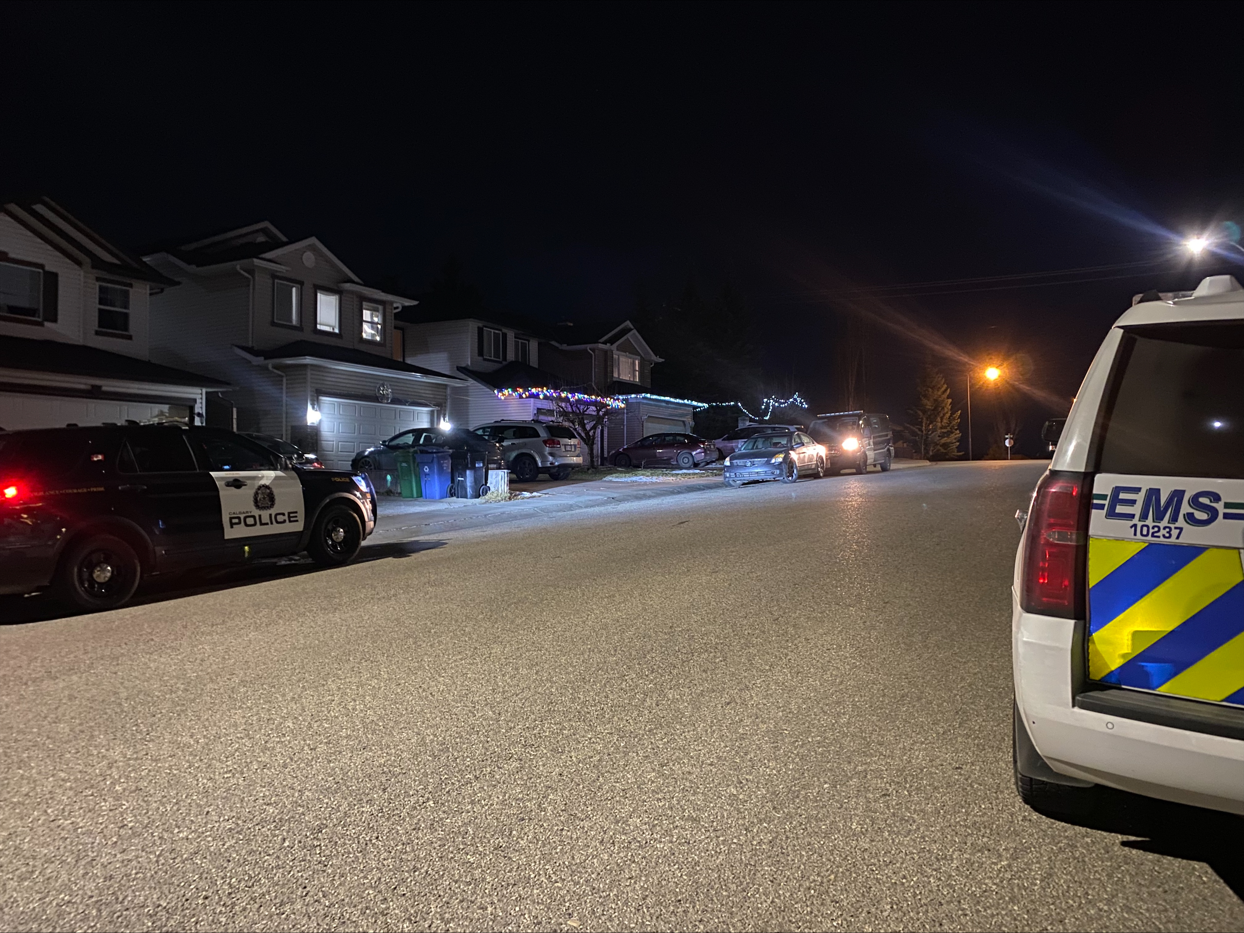 Four people taken to hospital following carbon monoxide incident at southwest Calgary home