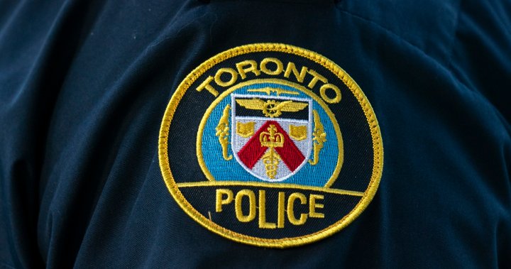 Мъж намушкан близо до G. Ross Lord Park в Торонто; полицията разследва