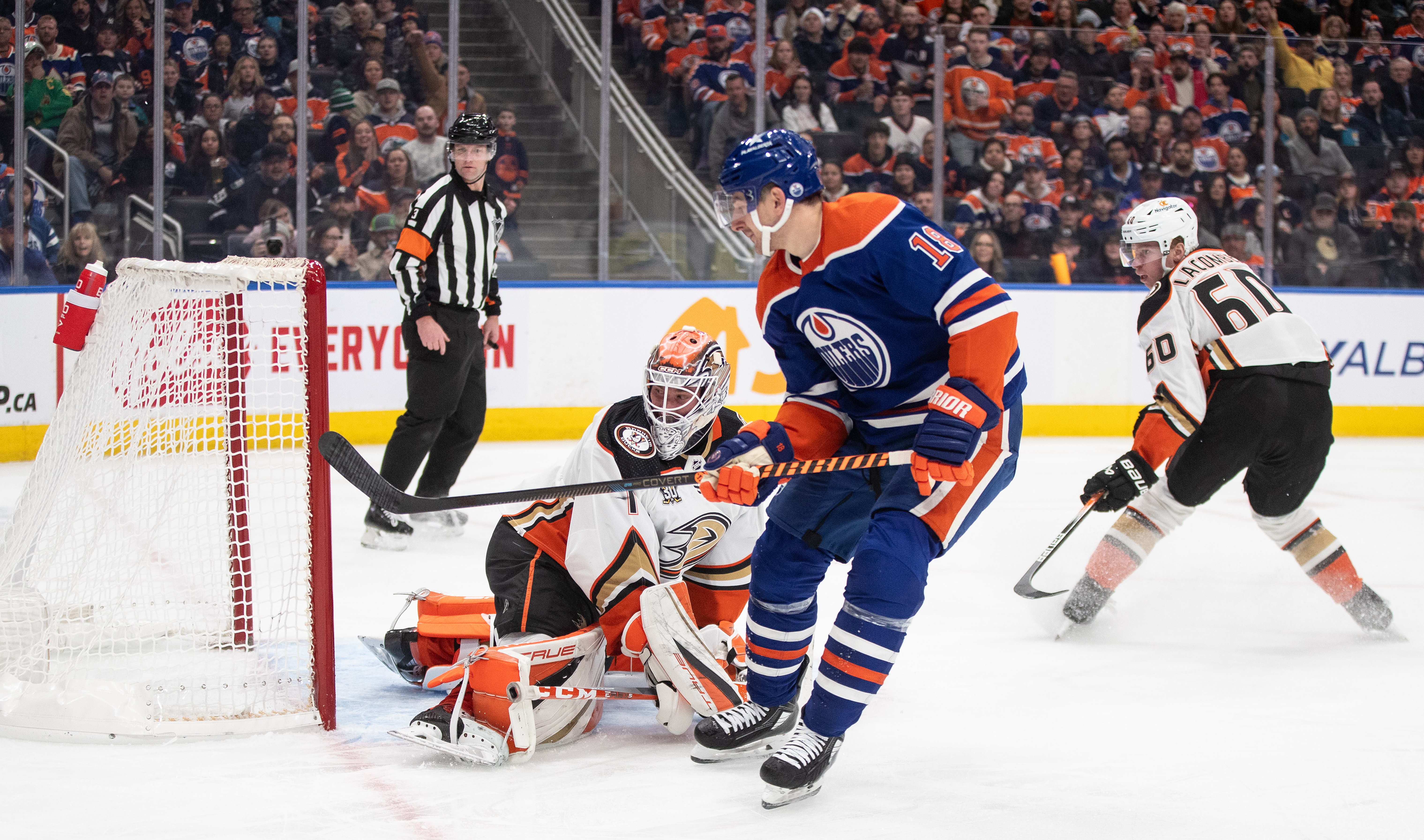 Конър Макдевид отбеляза гол и четири асистенции когато Едмънтън Ойлърс