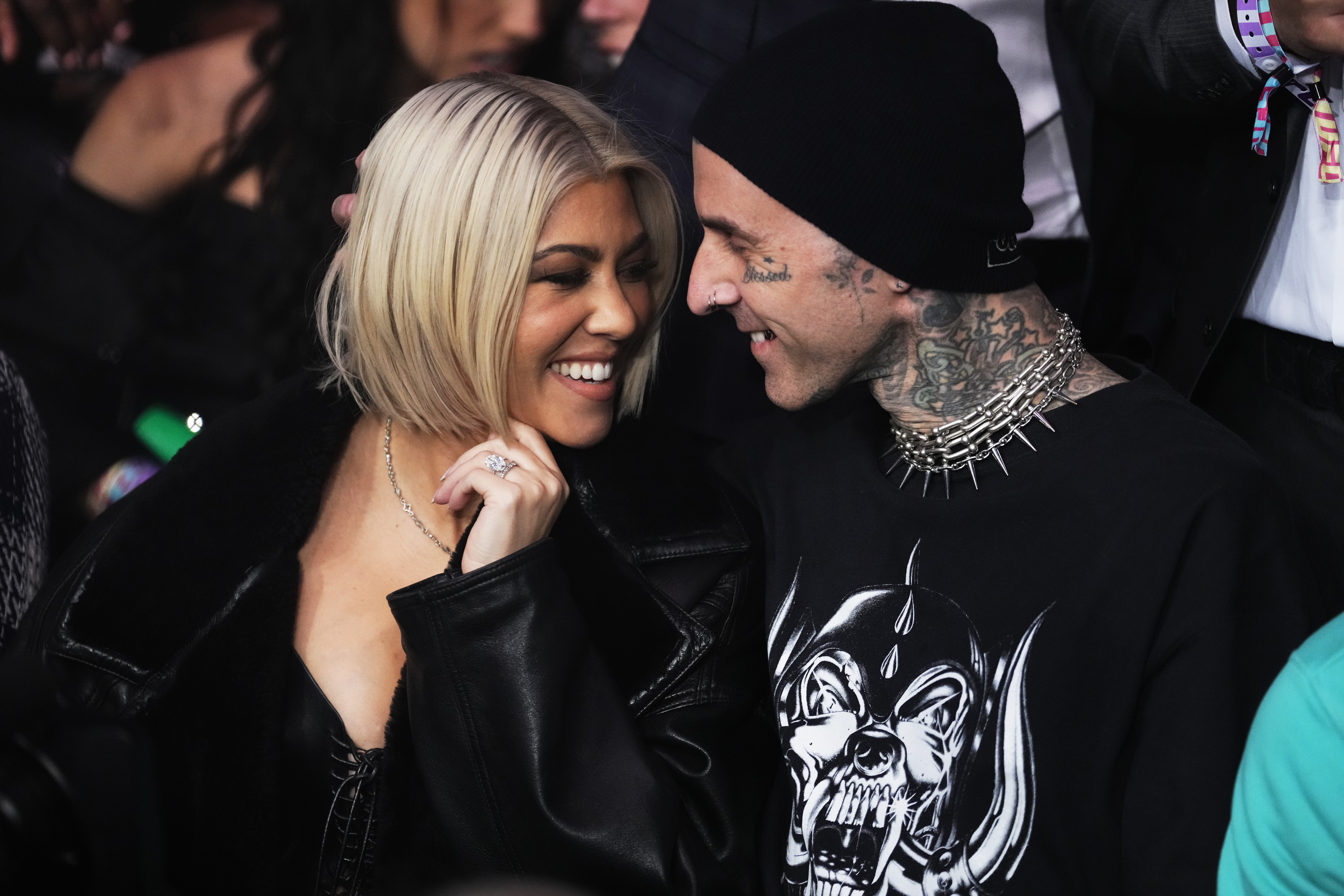 Kourtney Kardashian, Travis Barker 欢迎他们的第一个孩子