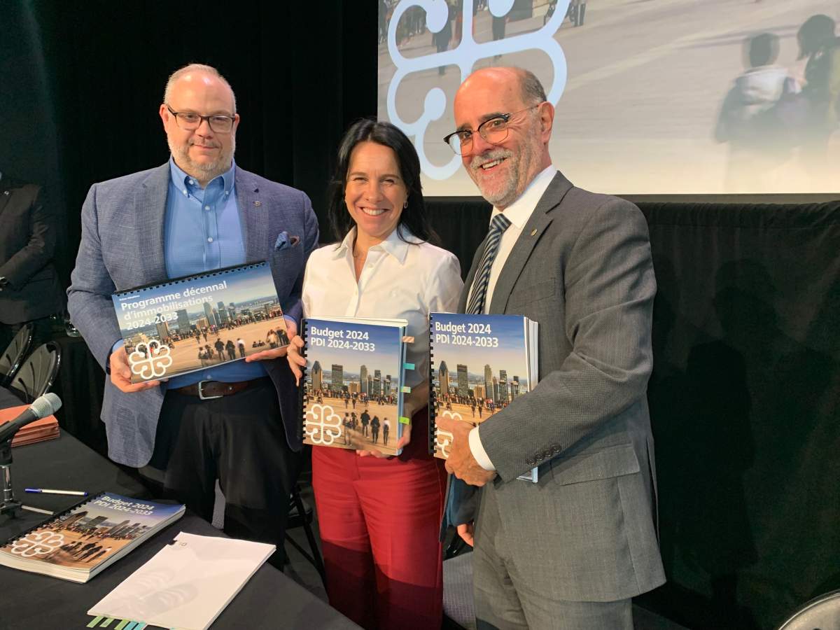 The Plante administration presents the 2024 budget. Benoit Dorais, city’s interim executive committee leader in charge of finance, Mayor Valérie Plante and Serge Lamontagne, city manager.
