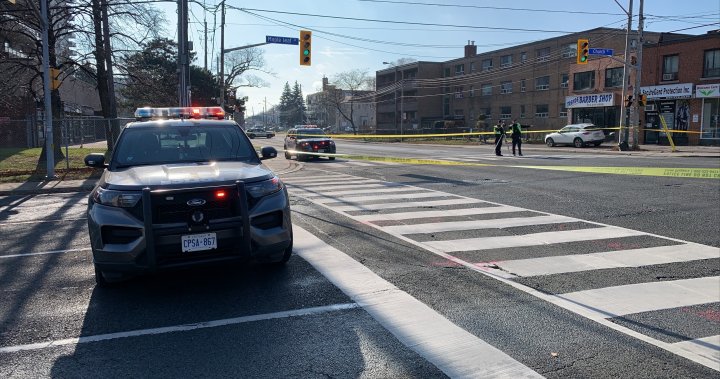 Мъж е откаран по спешност в болница, след като е бил блъснат от превозно средство в Торонто