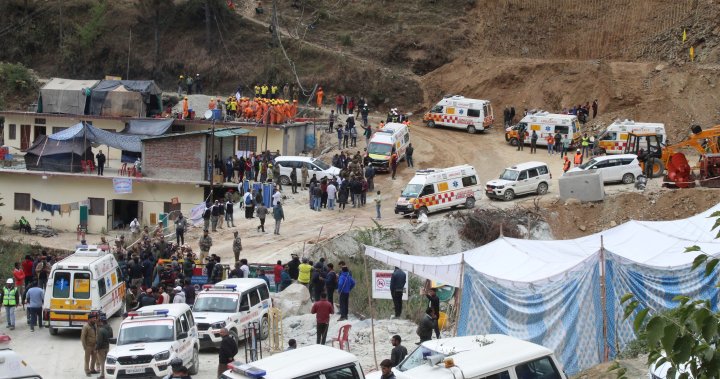Индийските спасители достигат до 41 работници, блокирани в срутен планински тунел
