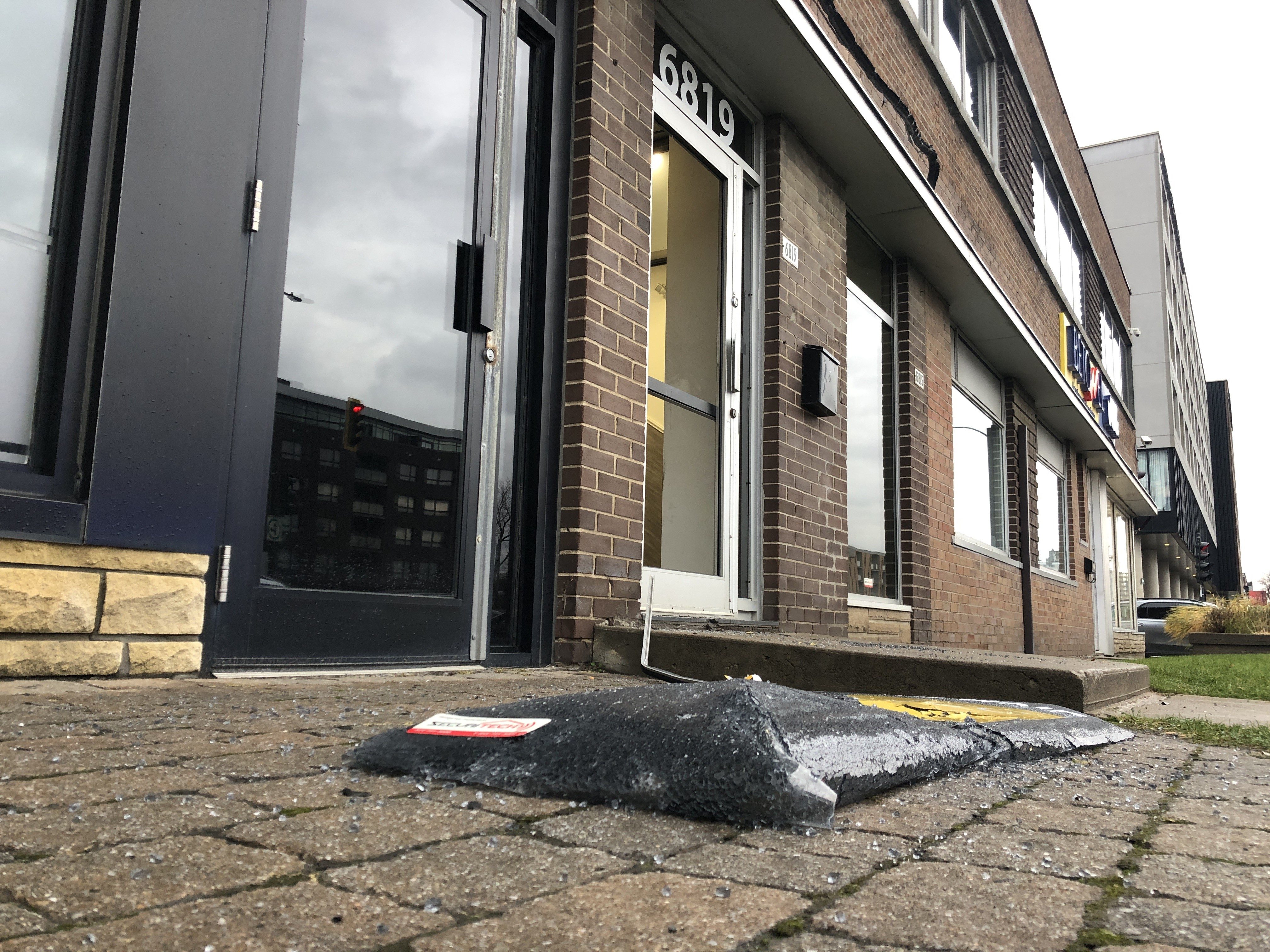 Полицията в Монреал съобщи, че разследва, след като еврейски обществен