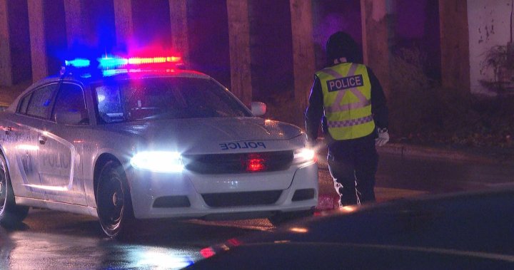 拉瓦尔（Laval）警察在追捕嫌疑犯横穿15号公路时被车撞击