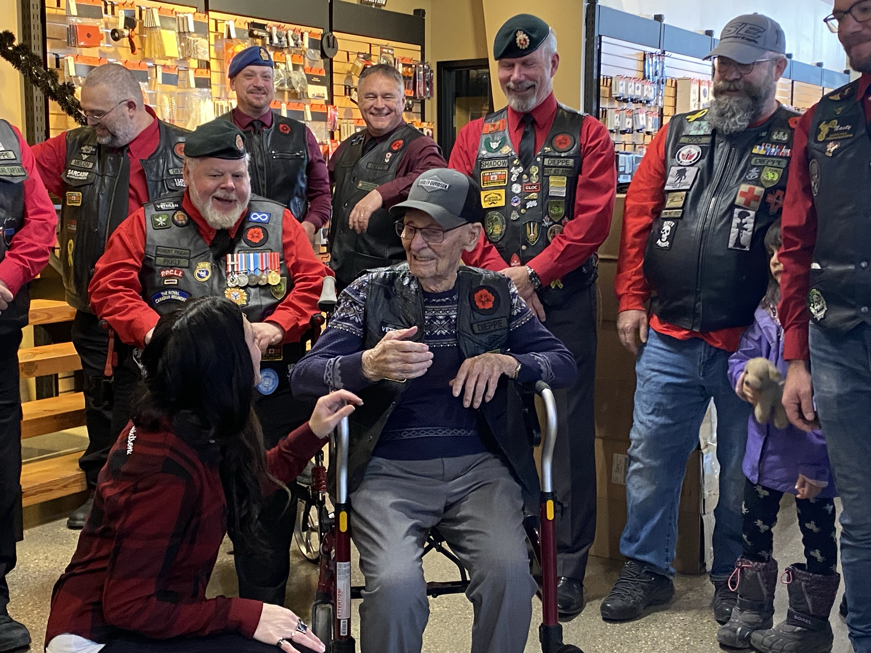 Мотоциклетният отряд на канадската армия отдаде специална чест на Орвил