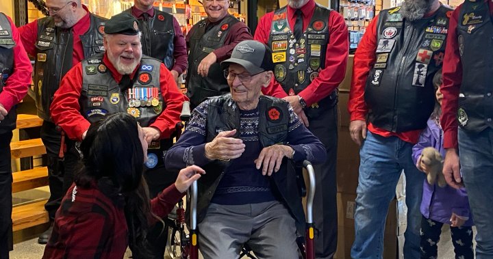 Ветеран от Втората световна война на Манитоба, 102, почетен от мотоциклетния отряд на канадската армия