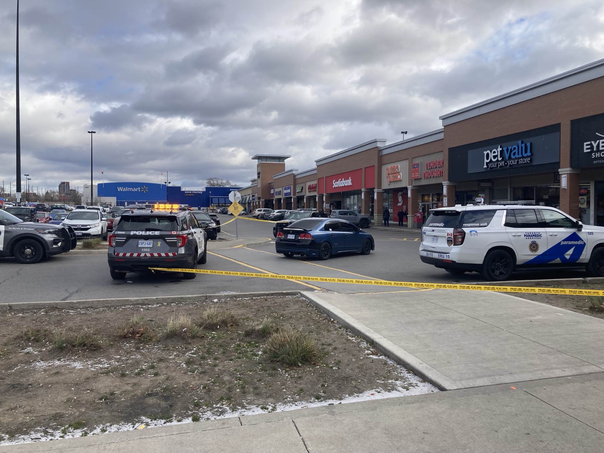 Полицията в Торонто съобщи че пешеходец е бил откаран по