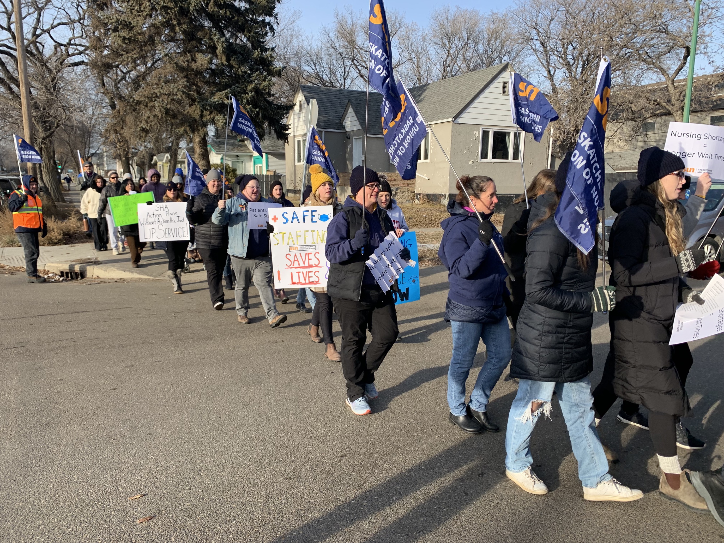 Аз съм медицинската сестра която държи одеяла за пациентите в