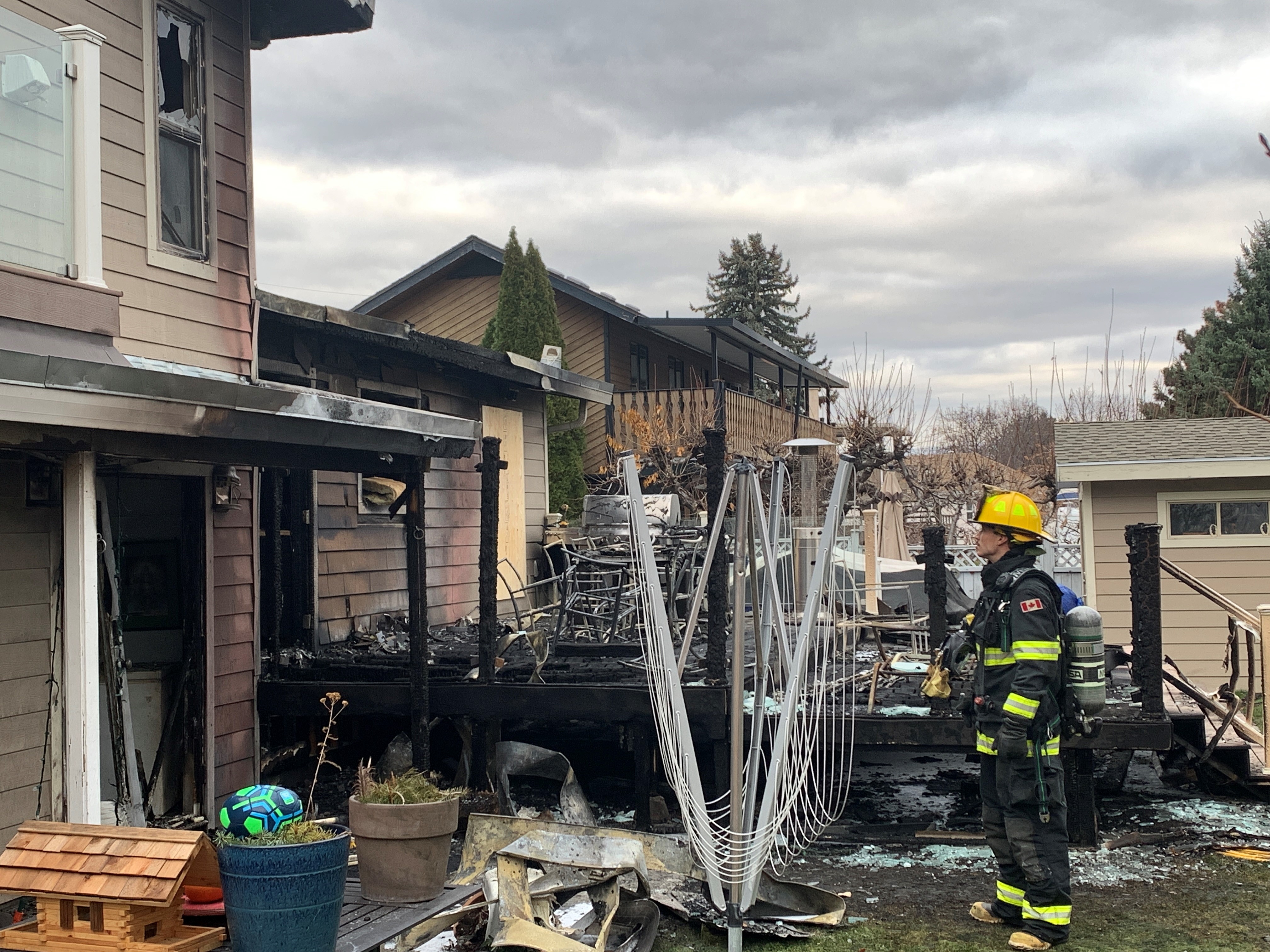 3 residents safely escape morning house fire in Peachland