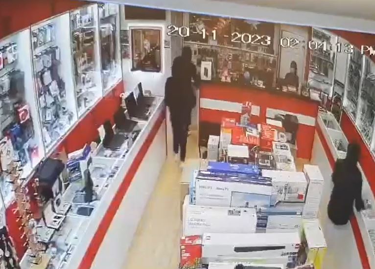 Video shows masked suspects making off with $15K in merchandise from Mississauga store