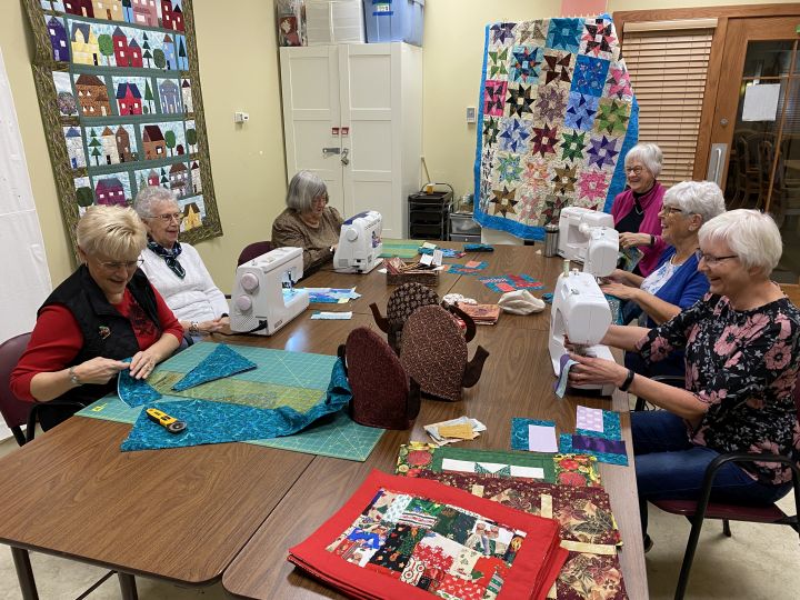 Някои възрастни хора в района на Калгари канят хора да