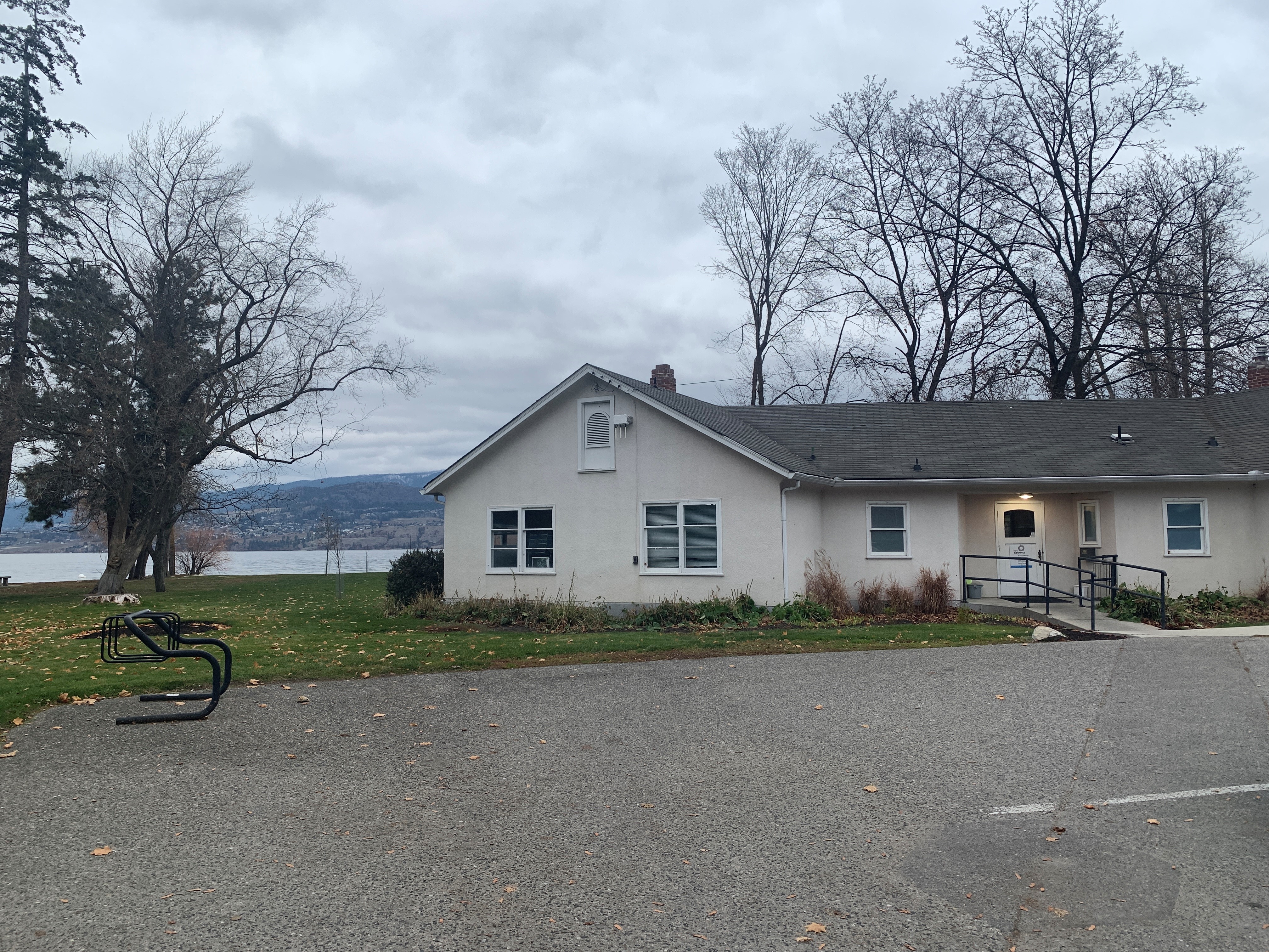 Разтревожените възрастни хора които използват Центъра за мисионерска дейност Okanagan