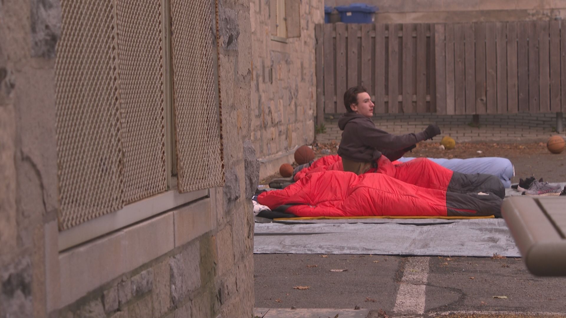 ‘Eye-opening experience’: High school students spend the night outside – Montreal | Globalnews.ca