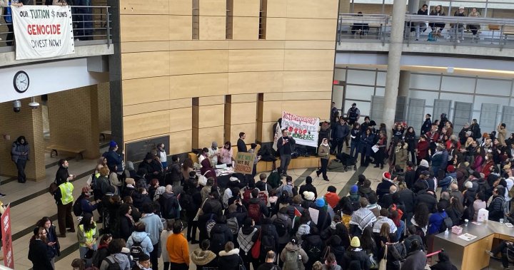 Факултетът на Йоркския университет, студентите излизат в знак на протест срещу отстраняването на персонала заради вандализма на Indigo