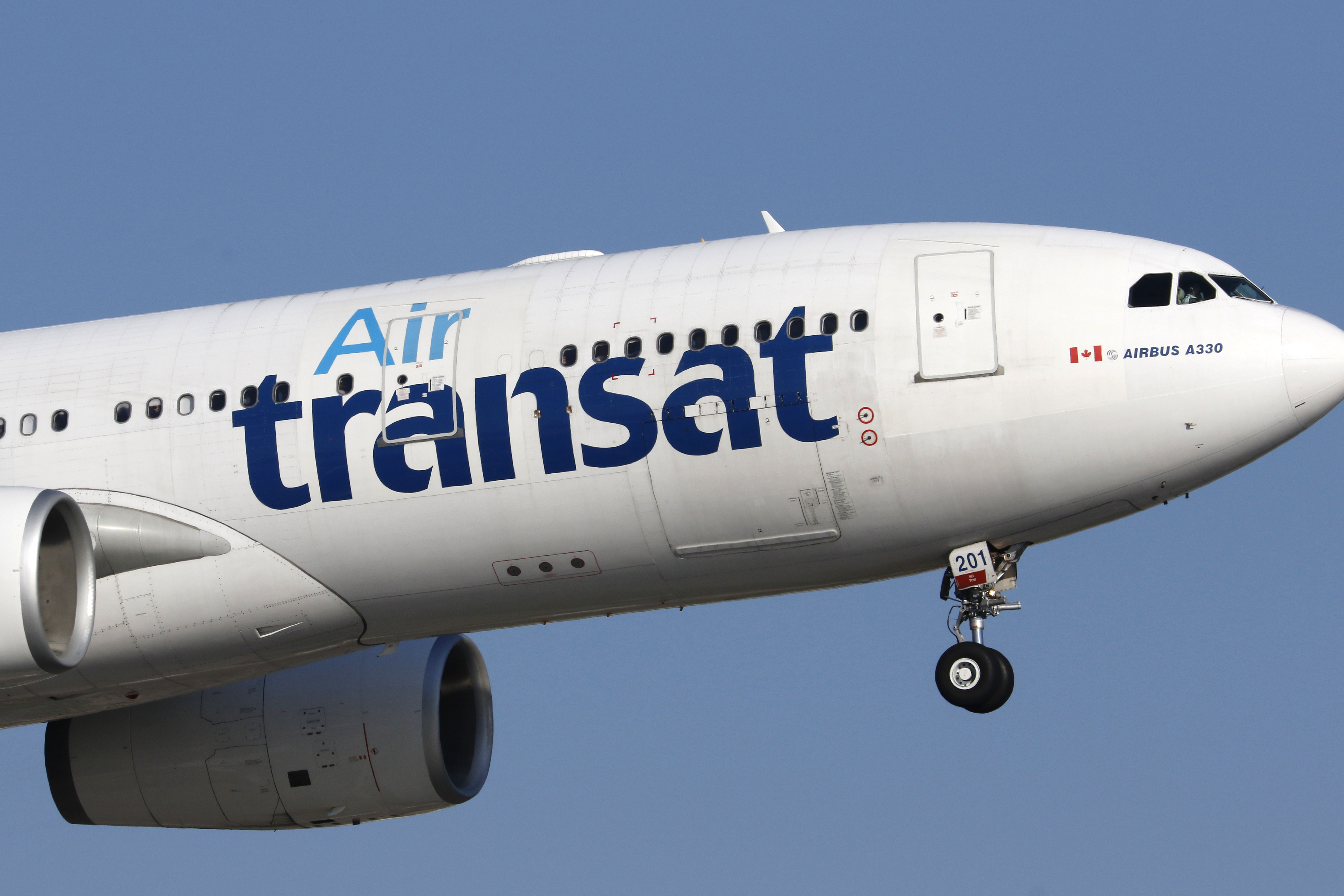 Около 2100 стюардеси в Air Transat имат мандат за стачка