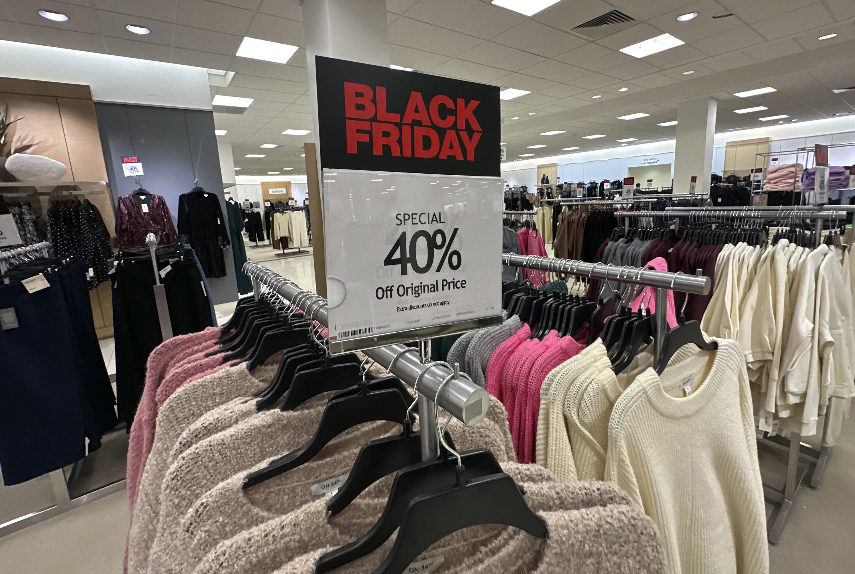 Canadian shoppers hunt for Black Friday deals amid inflation