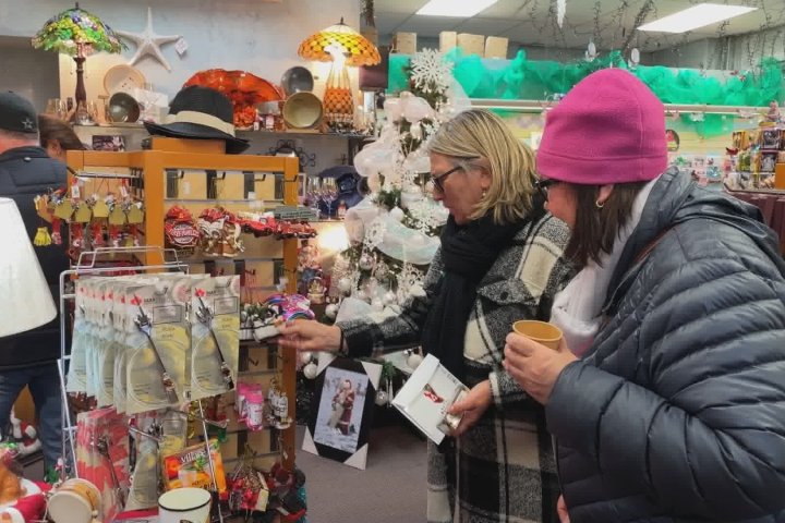 Regina residents look for ways to pinch pennies as Christmas shopping season nears