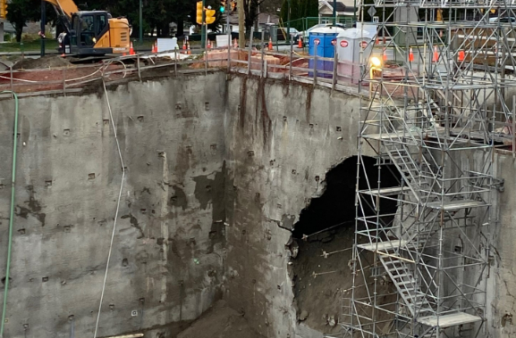 Срутването на строителната площадка в Кокитлам оставя зейнала дупка в подпорната стена