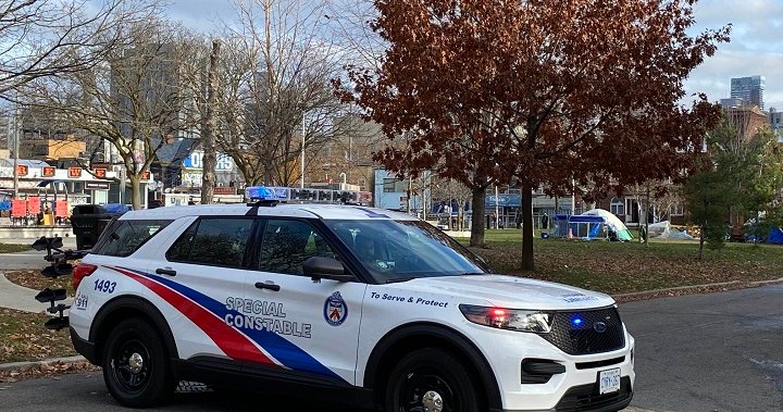 Полицията и противопожарните операции в Торонто казват, че лагер в