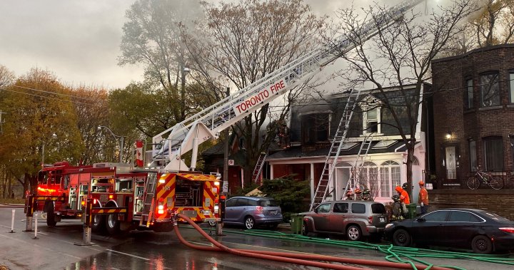 多伦多发生大火，消防员全力扑救大型住宅火灾