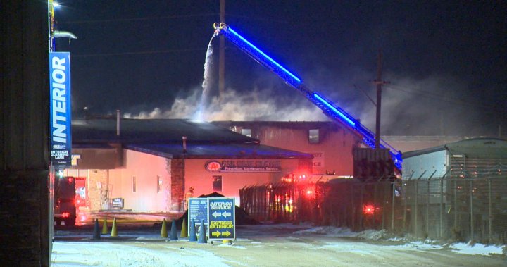 Regina Fire се бори с пожара в сграда близо до Winnipeg St и Dewdney Ave