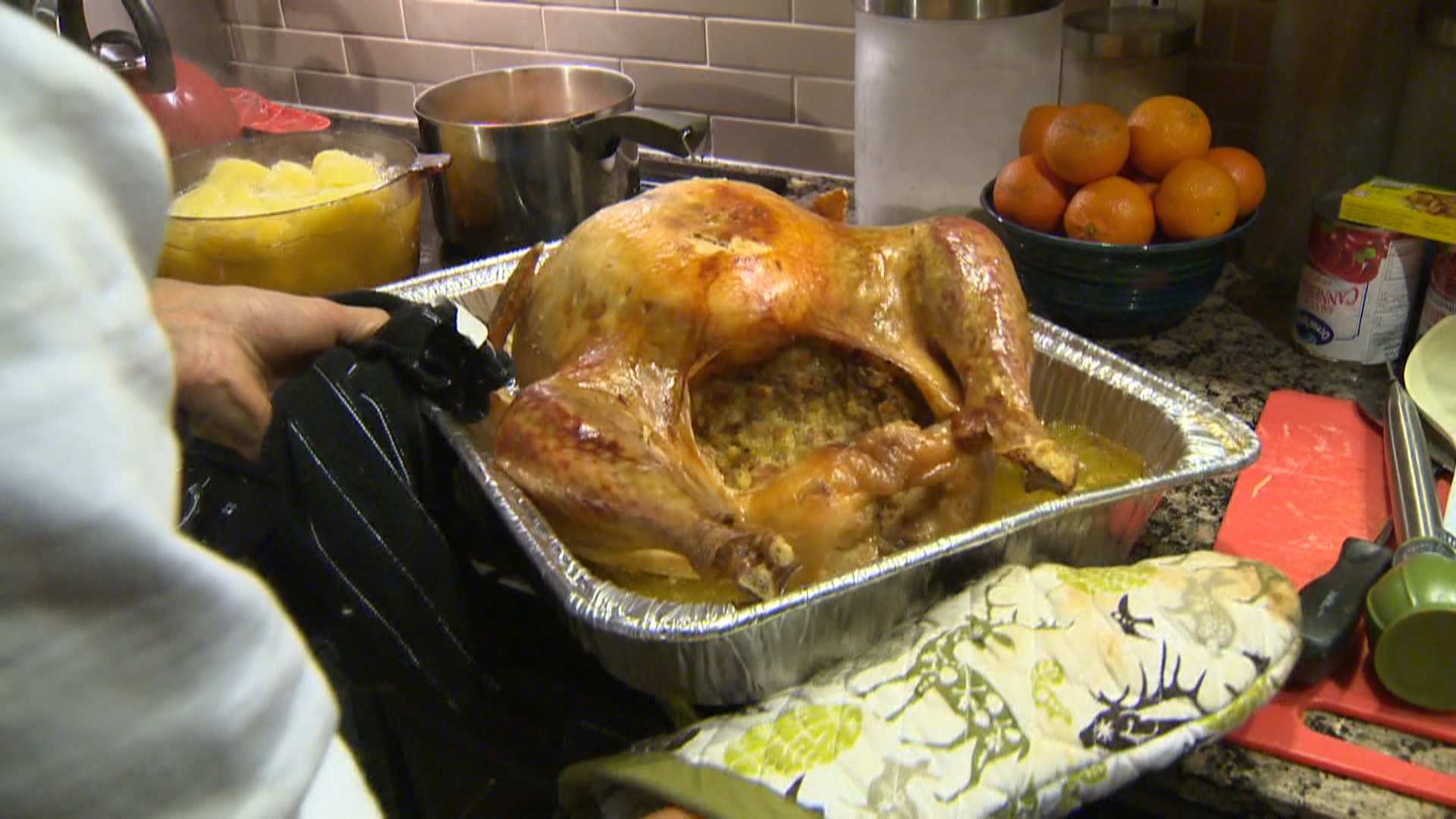 Frugal feast: How Canadians can cut costs on holiday dinners this year