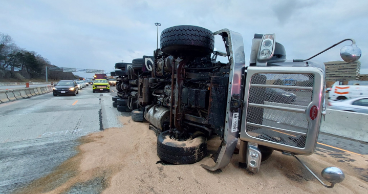 „Очаквайте закъснения“ след преобръщане на камион на магистрала 401: OPP