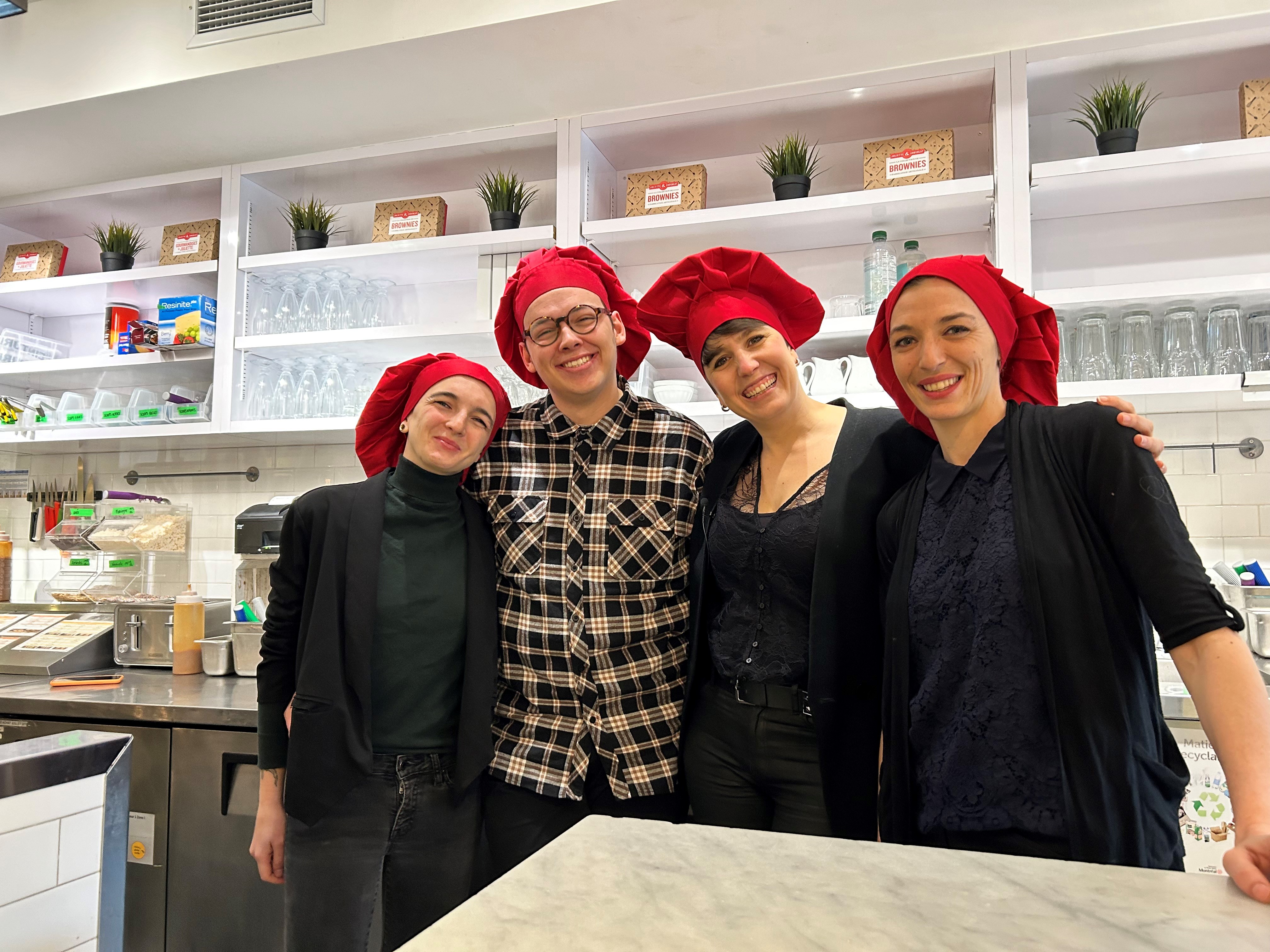 Радостта шоколадът и разбира се емблематичните червени шапки се завръщат Бизнесът