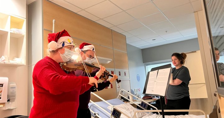 Симфоничният оркестър на Монреал изпълнява серенади на пациентите в детската болница с празнични празници