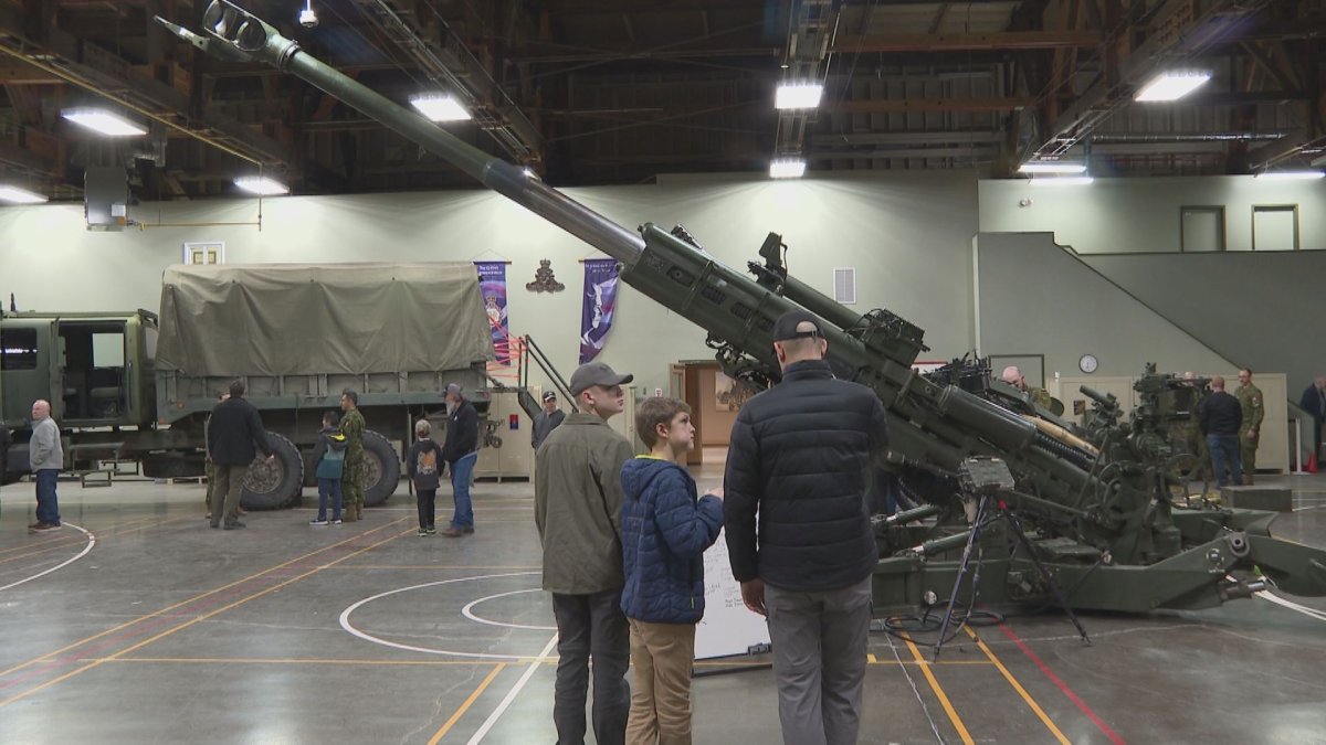 Lethbridge residents come face to face with howitzer - image