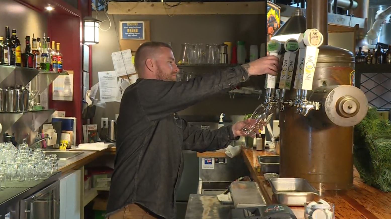 Индустриалната асоциация представляваща B C занаятчийските пивоварни казват че до 15