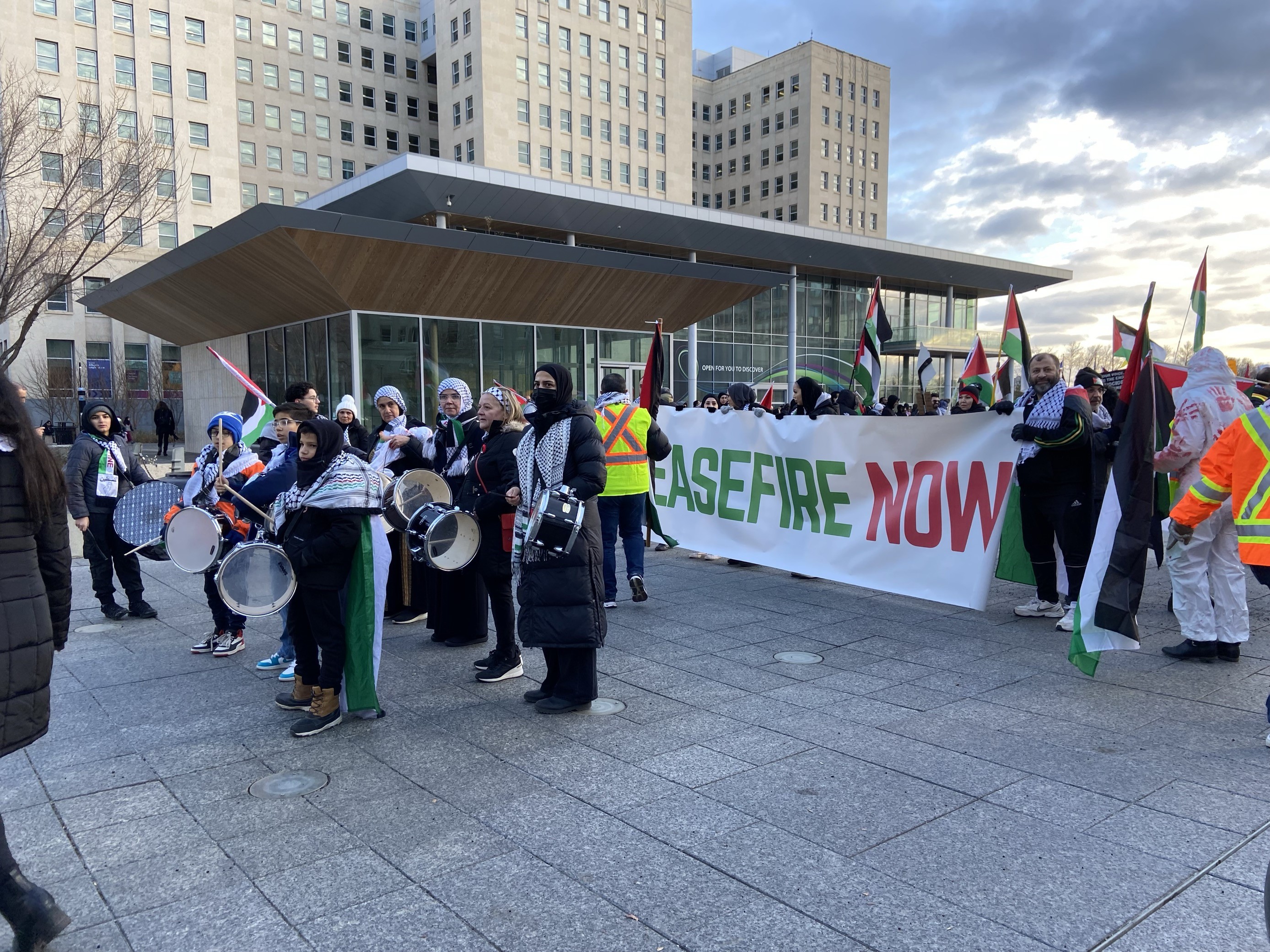 Членове на палестинската общност в Едмънтън се събраха пред законодателния