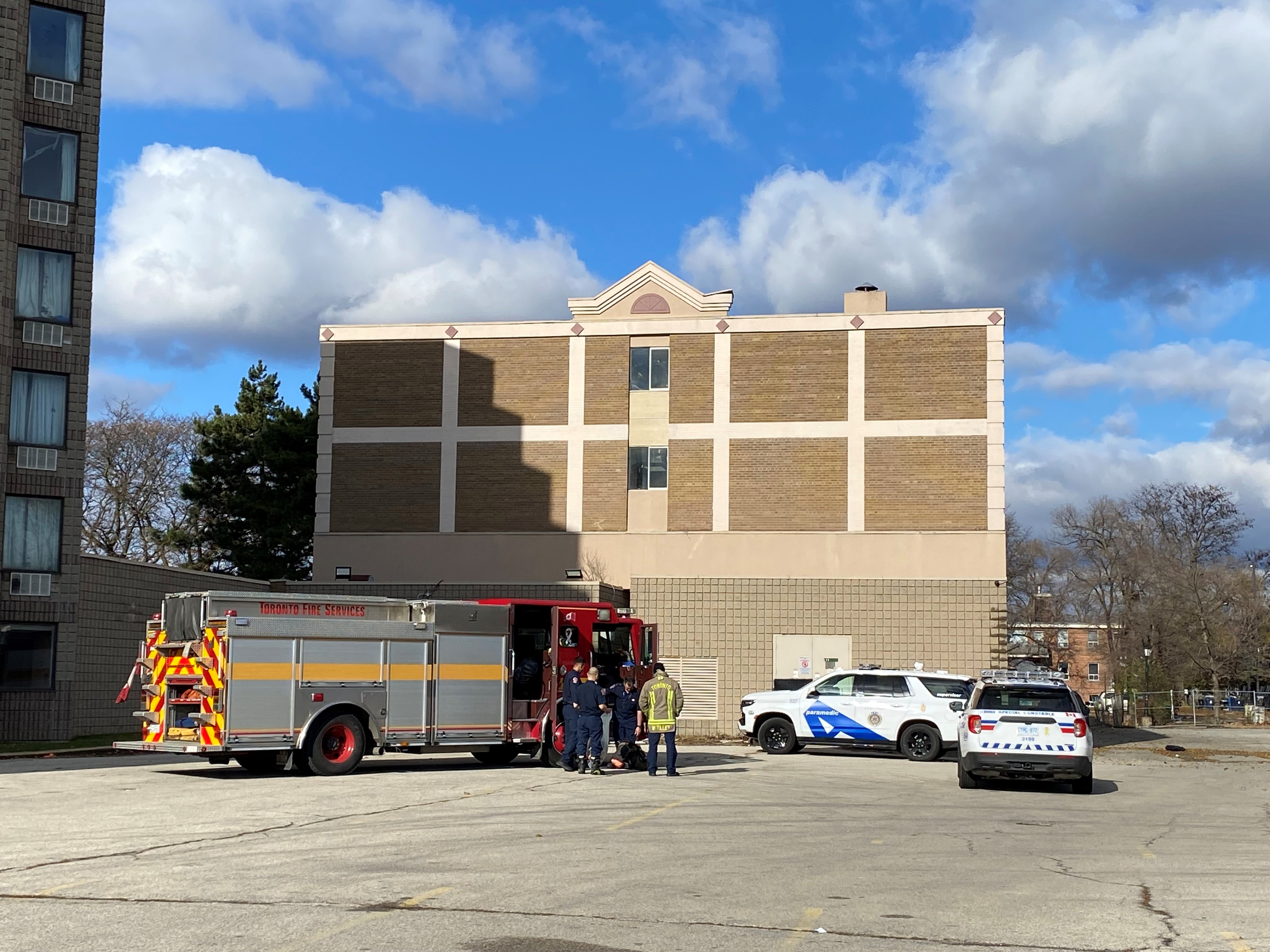 Пожарните служби на Торонто съобщават, че един човек е загинал