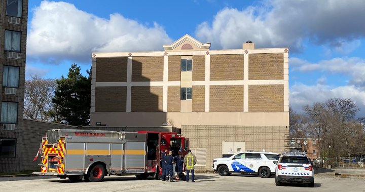 Пожарните служби на Торонто съобщават, че един човек е загинал