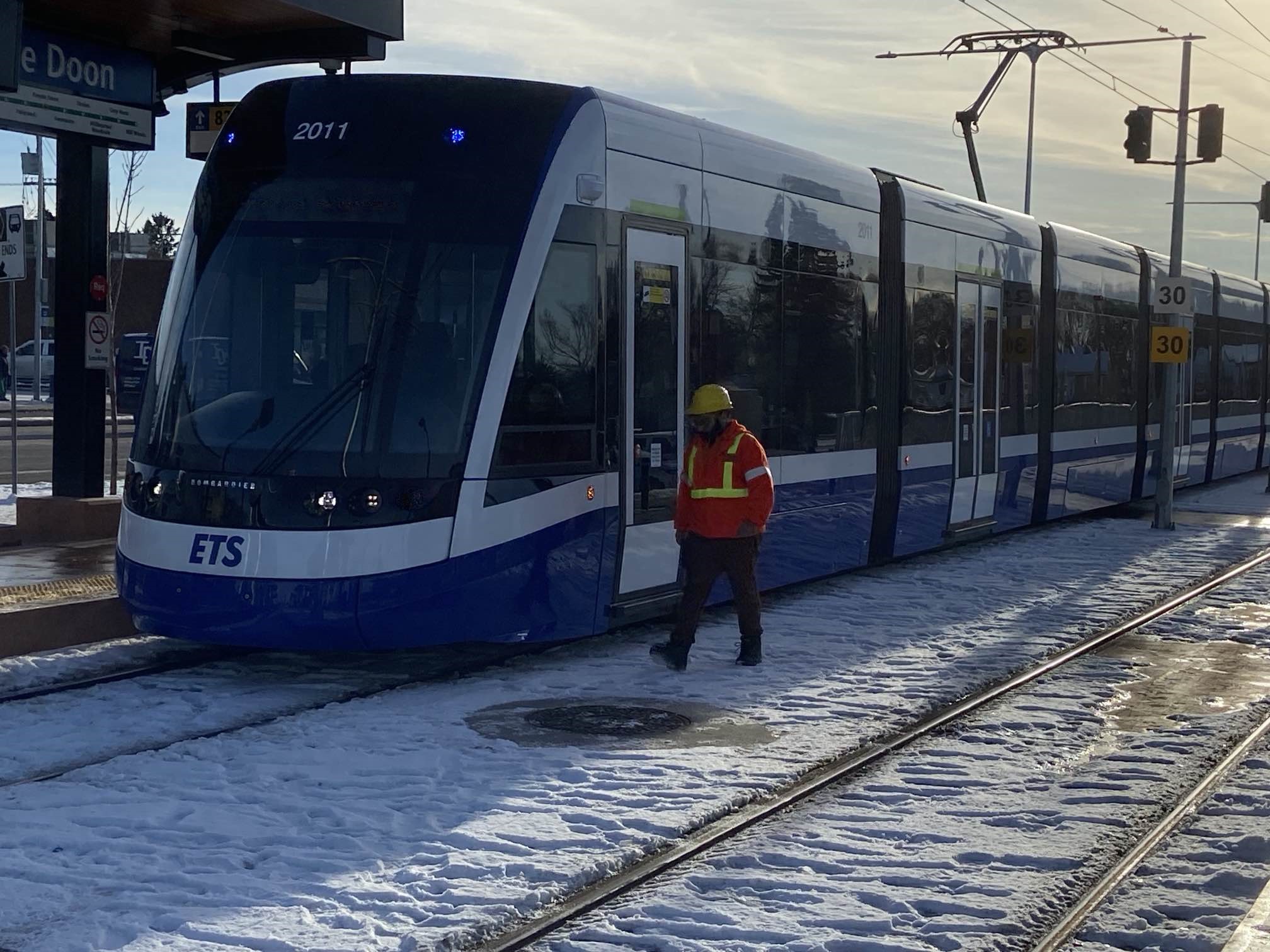 LRT услугата беше спряна във вторник след като влак Valley