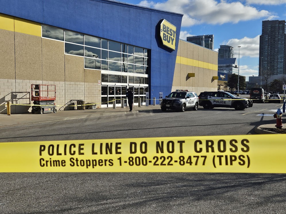 Полицай който не е на работа е сериозно ранен след