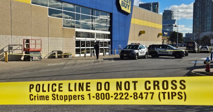 Полицай, който не е на работа, е тежко ранен след намеса в кражба през деня в магазин в Торонто: полиция